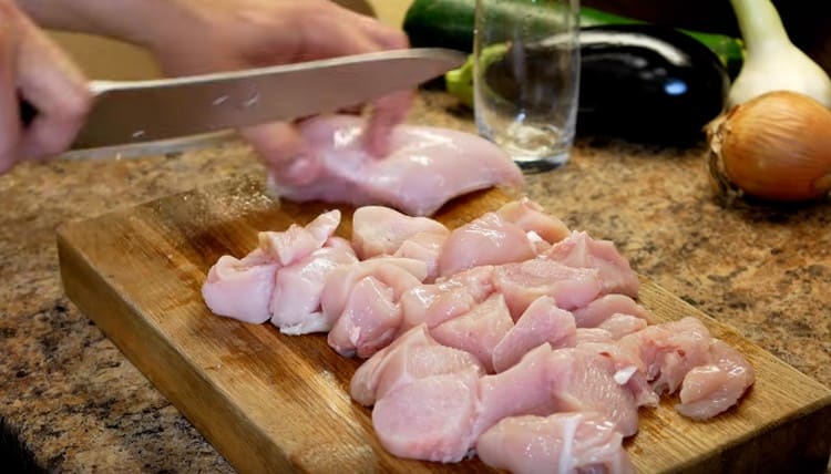 Нарежете пилето на филийки.