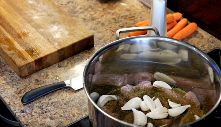 Απλώστε το προετοιμασμένο σκόρδο σε μια κατσαρόλα.