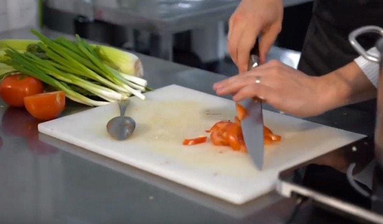 Supjaustykite pomidorą ir supilkite į keptuvę.