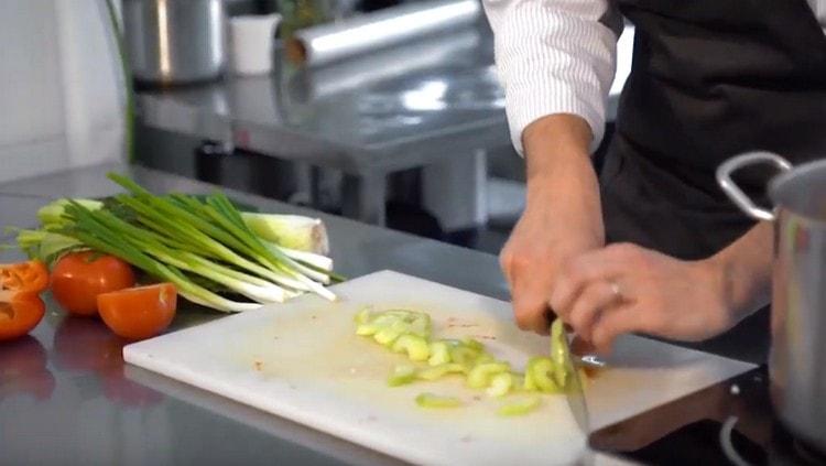 K připravené zelenině přidejte také nakrájené celerové stonky.