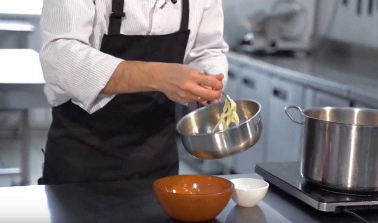 Atskirai išvirkite spagečius ar makaronus.