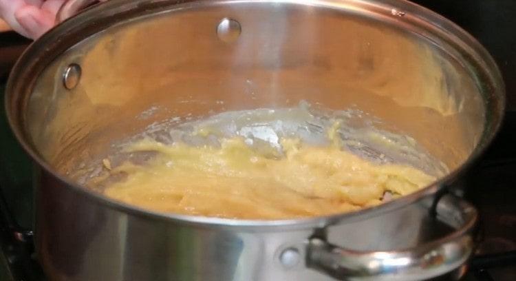 Přidejte mouku do másla a rychle vařte.