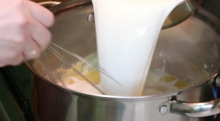يضاف الحليب ويخفق الصلصة حتى تصبح ناعمة.