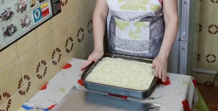 Fedje le az edényt lasagna lapokkal, zsírosítsa besamel mártással és megszórja sajttal.