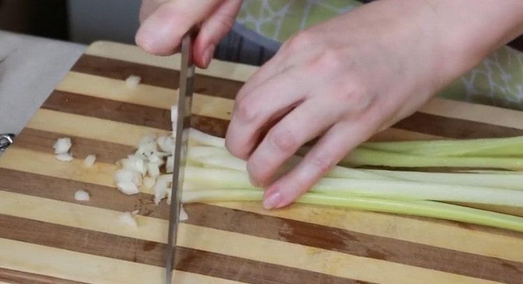 Grind ang stem celery.