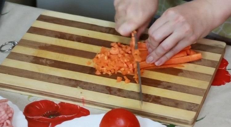 Wir schneiden eine Karotte in einen kleinen Würfel.