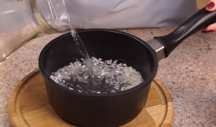 Reis mit Wasser gießen und zum Kochen bringen.