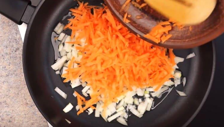 Paista sipulit porkkanoiden kanssa pannulla.