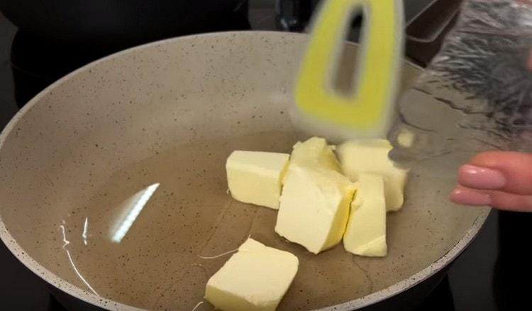 Die Pfanne mit Butter erhitzen.