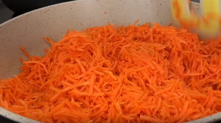 Разпределяме морковите в тигана, оставяме да къкри до омекване.
