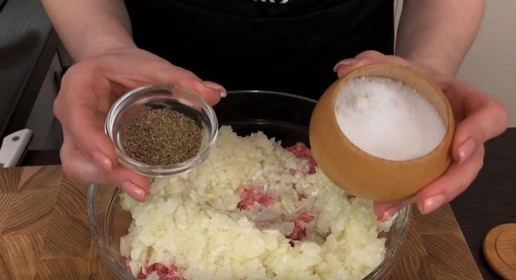 Για να δοκιμάσετε, προσθέστε αλάτι και πιπέρι στο κιμά, ανακατέψτε.