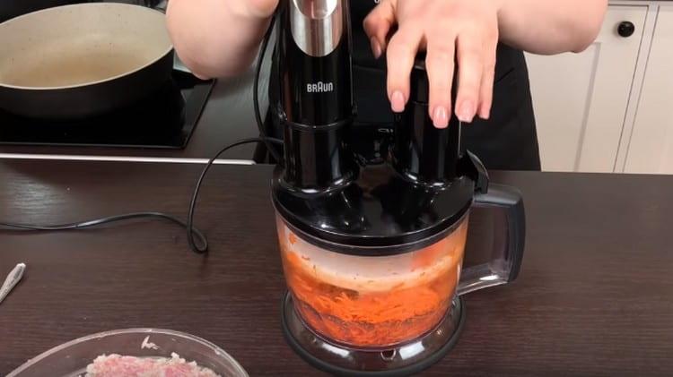 Karotten auf einer Reibe oder in einem Mixer mahlen.