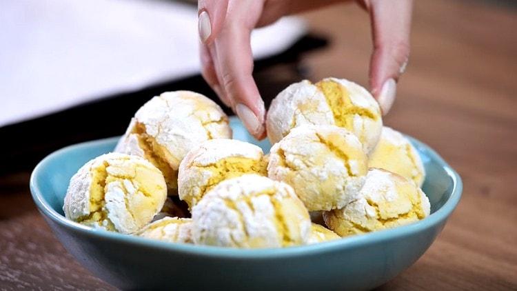 Деликатните лимонови бисквитки са ронливи и много ароматни.