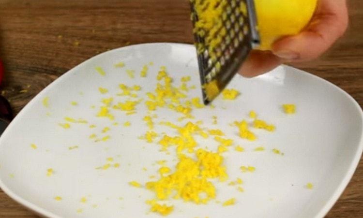Reiben Sie die Zitronenschale auf einer Reibe.