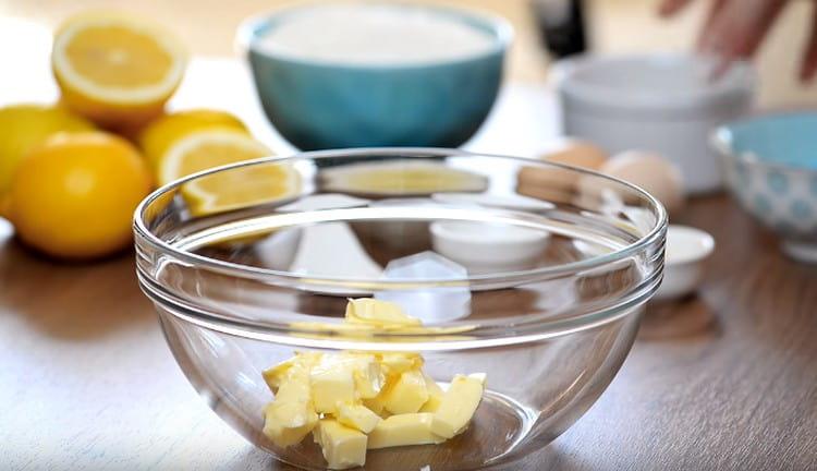 Dubenyje paskirstykite suminkštintą sviestą, supjaustykite gabalėliais.