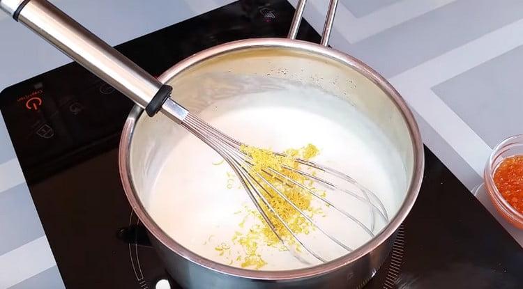 Lisää sitruunan kuori kastikkeeseen.
