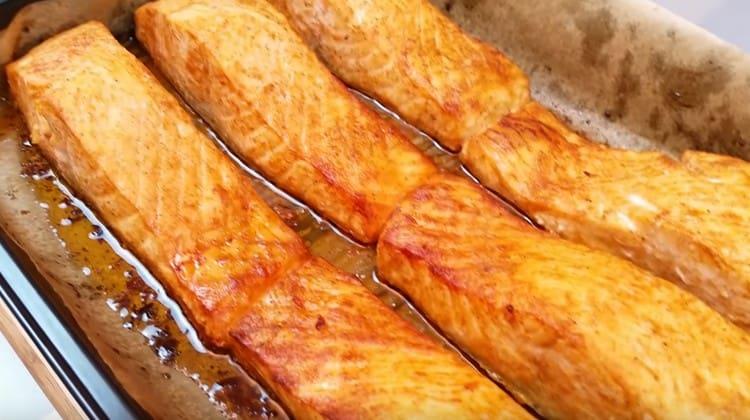Wir holen den vergoldeten Fisch aus dem Ofen.
