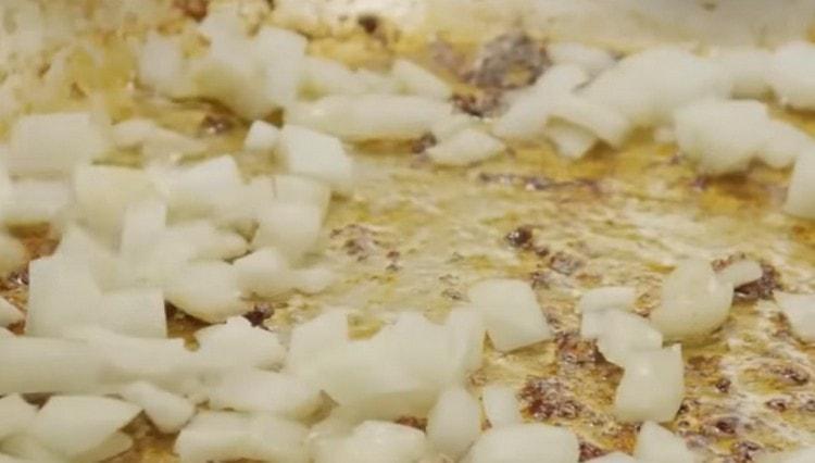 In una padella in cui il filetto era fritto. mettere la cipolla tritata finemente.