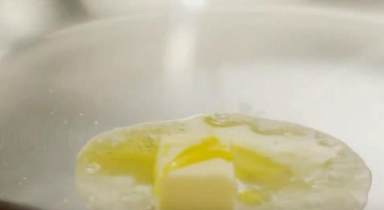 Geben Sie ein Stück Butter in eine Pfanne und fügen Sie etwas Olivenöl hinzu.