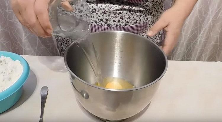 Σε ένα μεγάλο δοχείο, ανακατέψτε το νερό με αλάτι και αυγά.