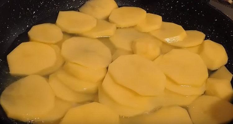 Залейте картофите с вода.