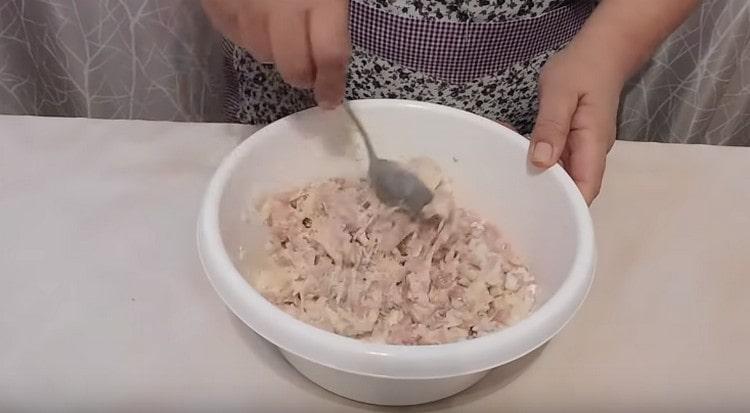 Разбъркайте свинското с лук, картофи, сол, черен пипер и сметана.