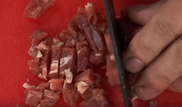 Jehněčí maso nakrájejte na malé kousky.