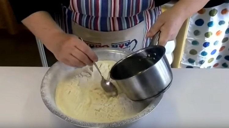 За да приготвите тестото, комбинирайте пресятото брашно със подсолена вода.