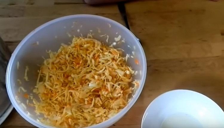 Per preparare il ripieno, unisci il cavolo con cipolle e carote.