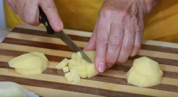 Leikkaa perunat pieneksi noppaa.
