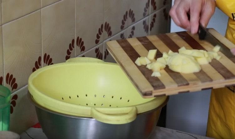 ضع البطاطا في مصفاة للتخلص من السوائل الزائدة.