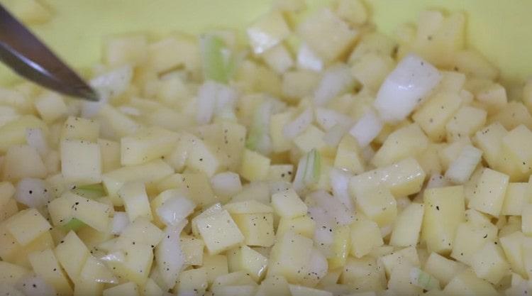 Добавете лука към картофите, сол, черен пипер и разбъркайте пълнежа.