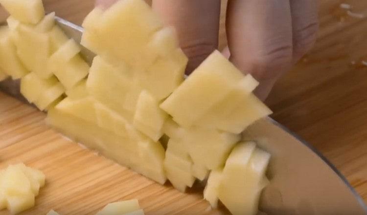 Нарежете картофите на много малки зарчета.