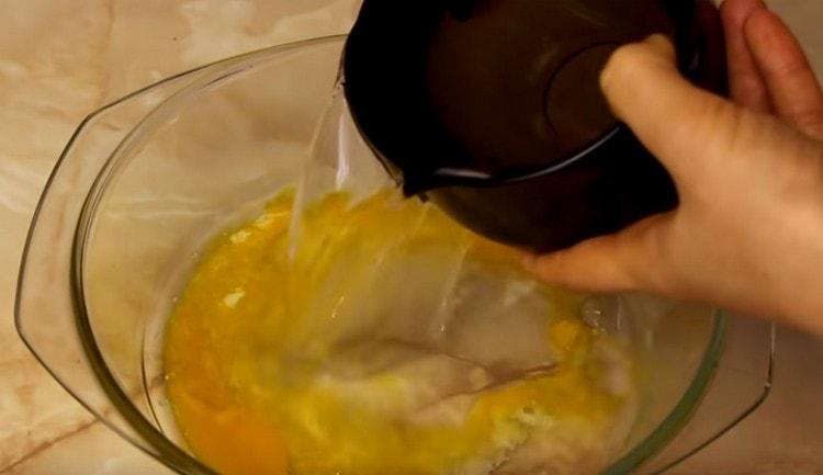 لتحضير العجينة ، يُمزج الماء مع البيض.