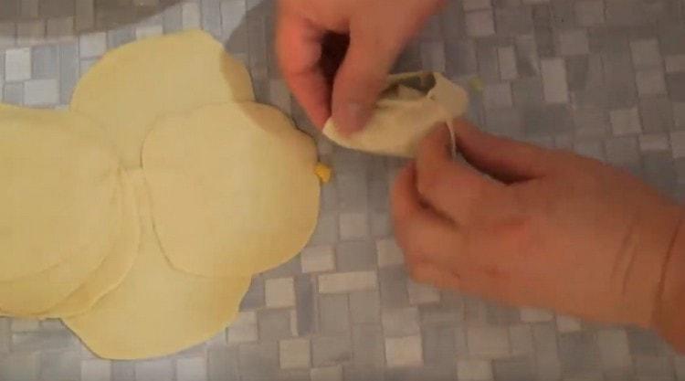 Pizzichiamo i bordi della torta, formando un mantello.