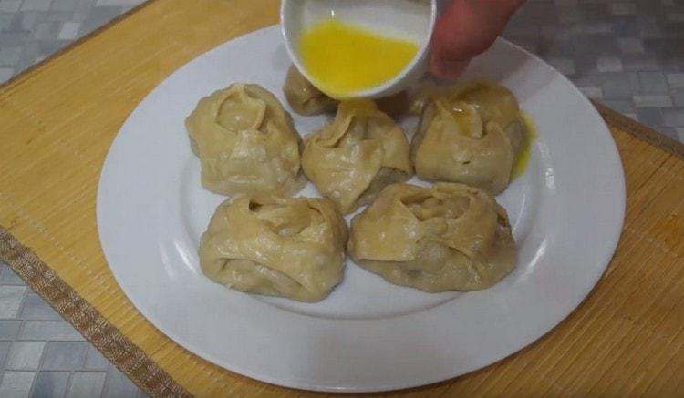 Uzbecká manti s dýní připravená podle tohoto receptu se při podávání tradičně podává s rozpuštěným máslem.