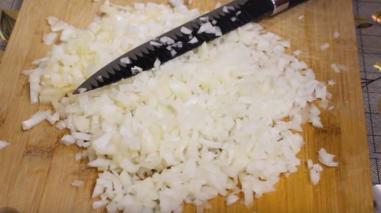 Leikkaa sipuli niin pieneksi kuin mahdollista.