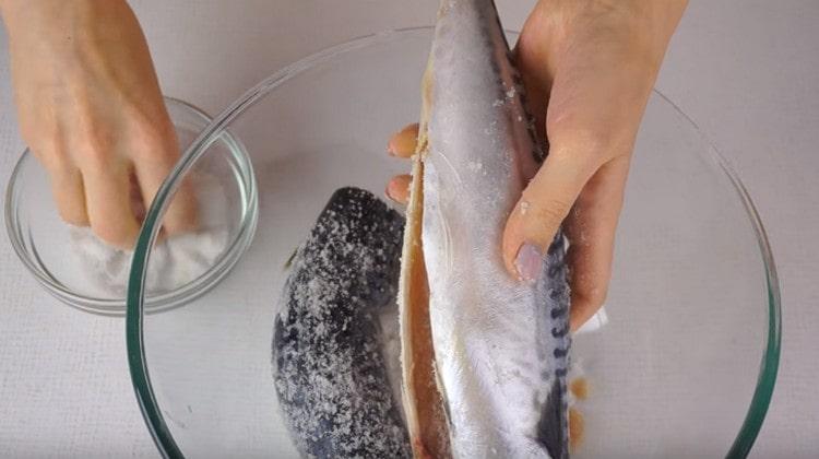 Makrelenkadaver mit Salz einreiben und marinieren lassen.