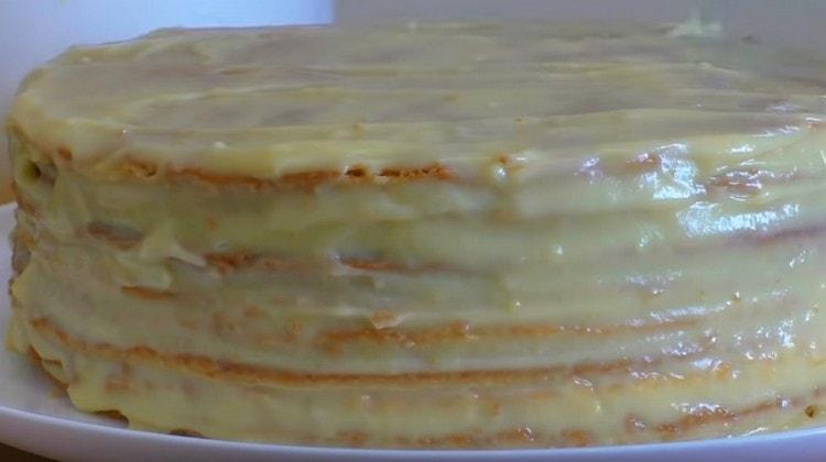 Ang mga gilid at tuktok ng cake ay greased din sa cream.