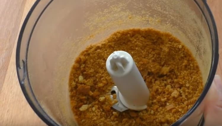 Plátky koláče rozmělněte mixérem na drobky.