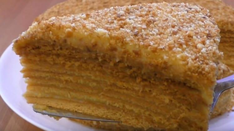 medový dort s krémem je velmi jemný a voňavý.
