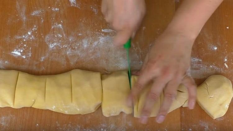 Навиваме готовото тесто в наденица и го разделяме на 8 еднакви парчета.