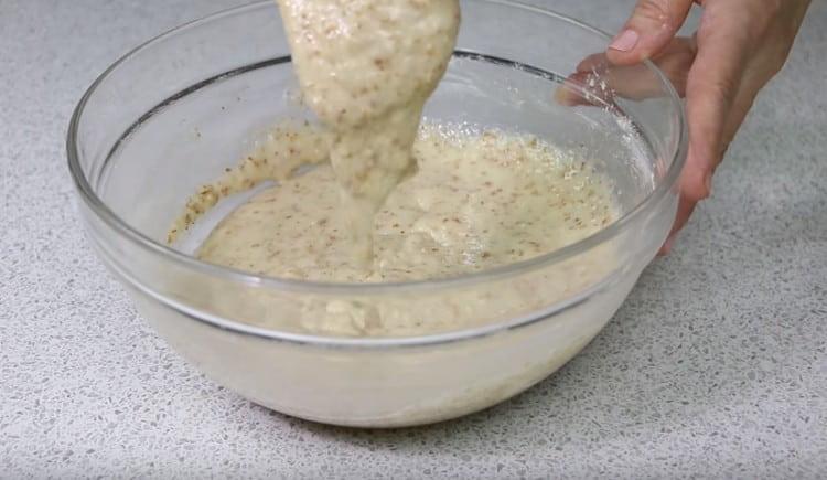 Разбъркайте добре тестото с брашно, оказва се, че е течно.