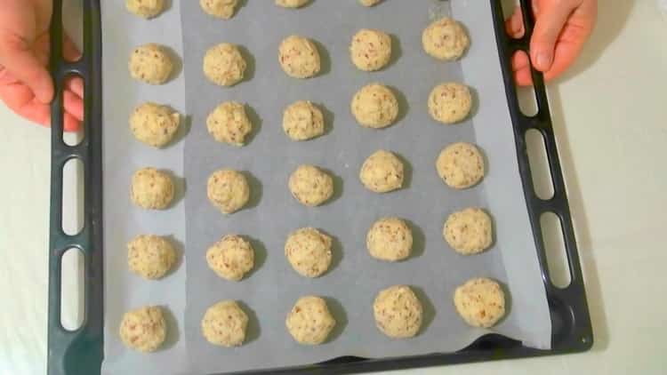 Legen Sie die Kekse auf die Form, um Makronen zuzubereiten