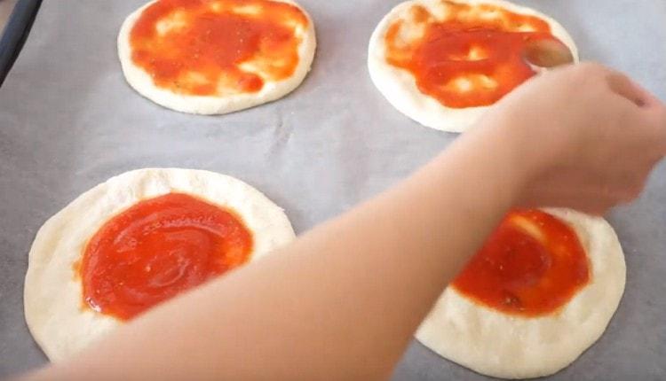 Lubrificare il pezzo con salsa di pomodoro.