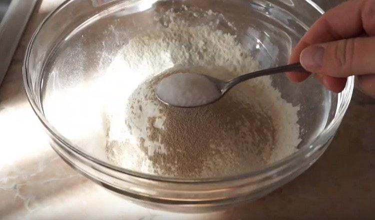 Keverje össze a lisztet száraz élesztővel, cukorral és sóval.