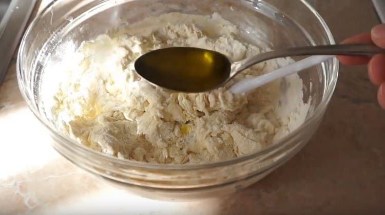Impastare la pasta e aggiungere olio d'oliva.