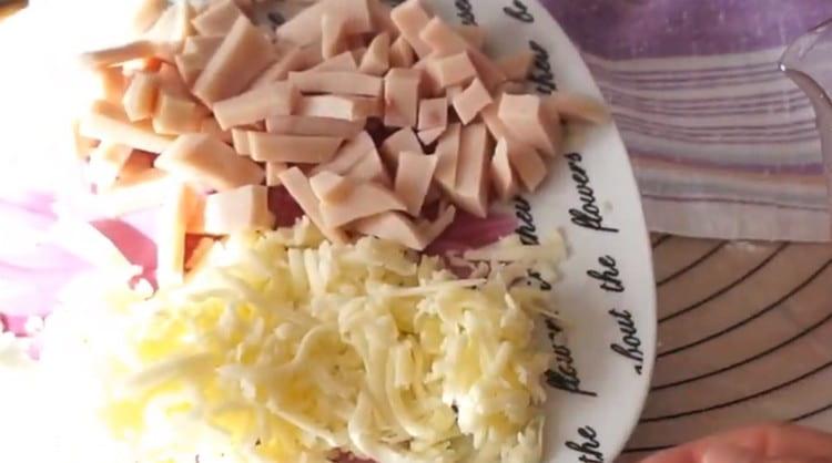 Nastrouhejte sýr, nakrájenou šunku na kostku.