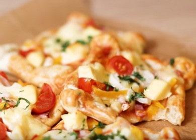 Deliziosa pizza di pasta sfoglia fatta in casa: cuciniamo secondo la ricetta con una foto.