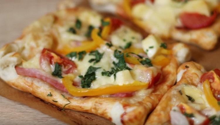 La mini pizza di pasta sfoglia non è solo gustosa, ma anche molto carina.